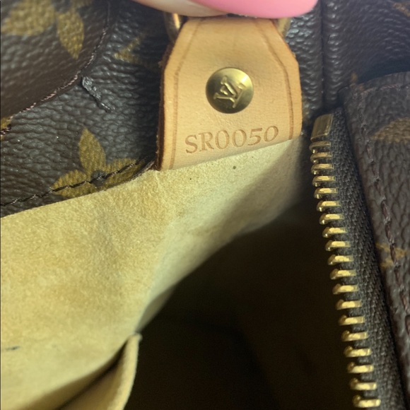 🧡🧡🧡🧡Authentic Louis Vuitton Luco SR0050 🧡 - Picture 4 of 8